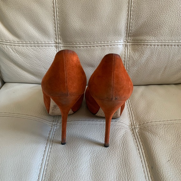 Orange Rust Suede Gold Interlocking Jennifer Classic Pumps 38,5 (7,5) - Picture 3 of 4
